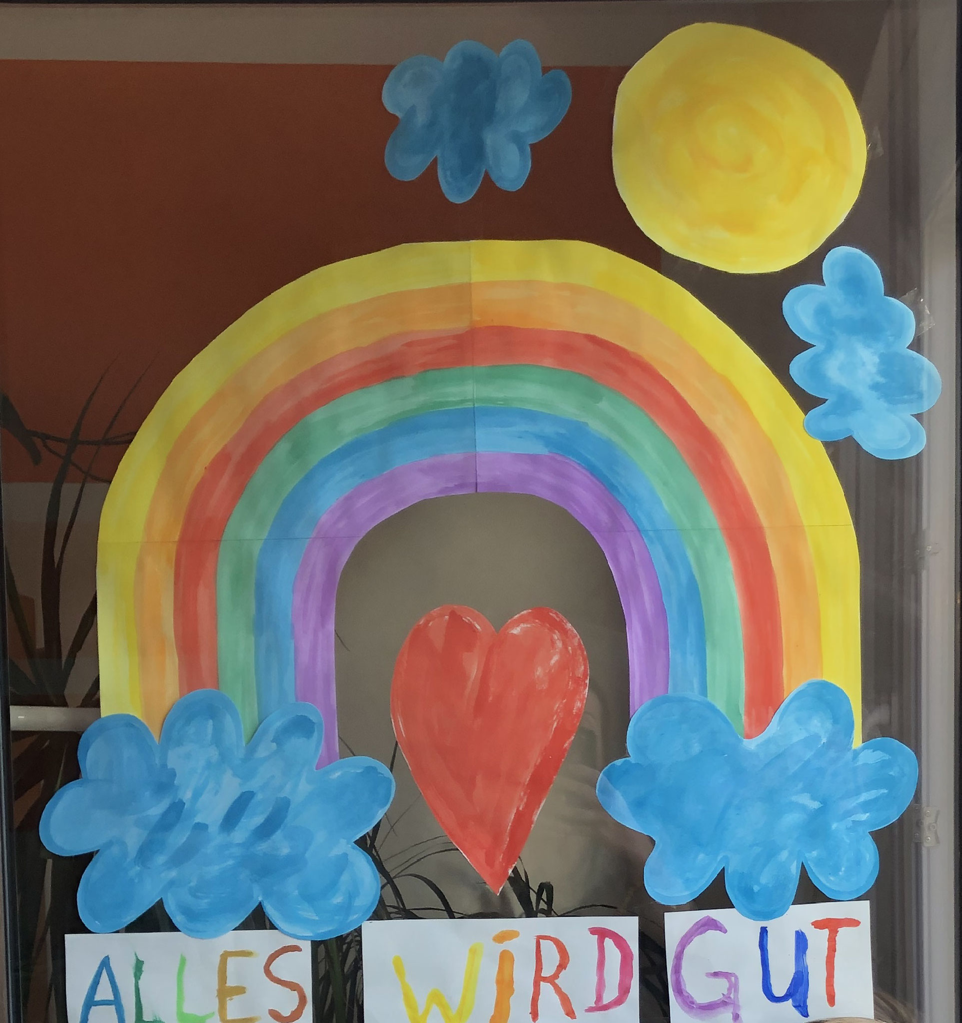 Francesco aus der 1c malt mit Wasserfarben ein tolles Fensterbild.