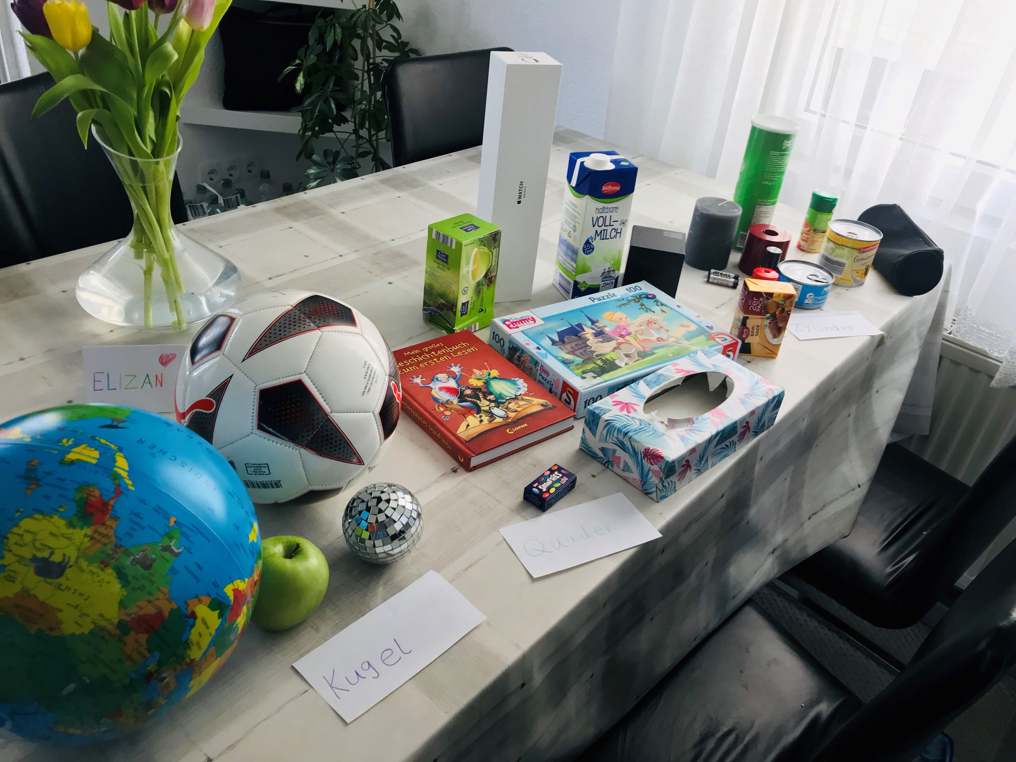 Elizan aus der 1b sucht für Mathe fleißig Quader, Zylinder und Kugeln in der Wohnung.