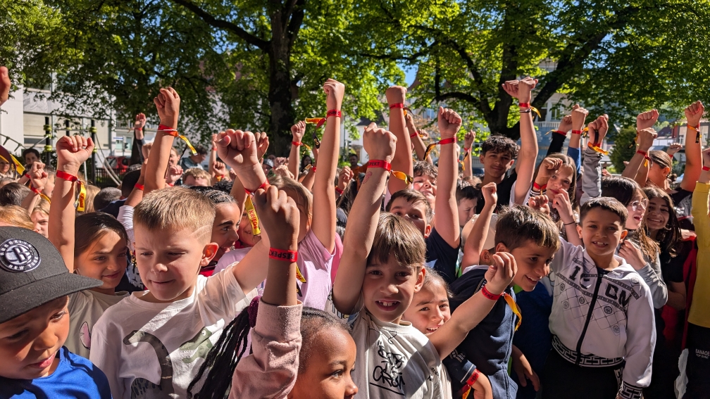 Unsere Schülerinnen und Schüler zeigen stolz ihre neuen Respektarmbänder