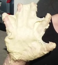 Gizem aus der 3a backt mit ihrer Mama einen leckeren Kuchen.