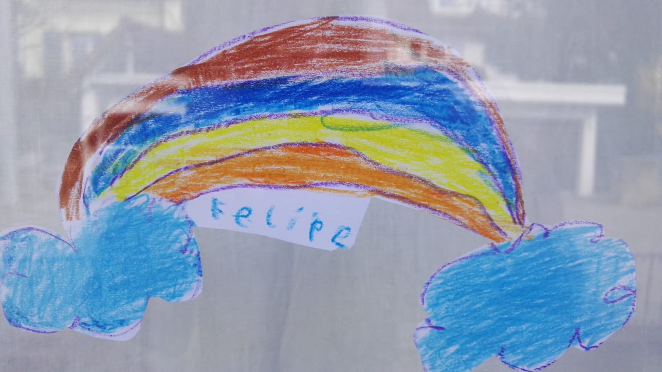 Felipe aus der 1c verziert sein Fenster mit einem schönen Regenbogen. 