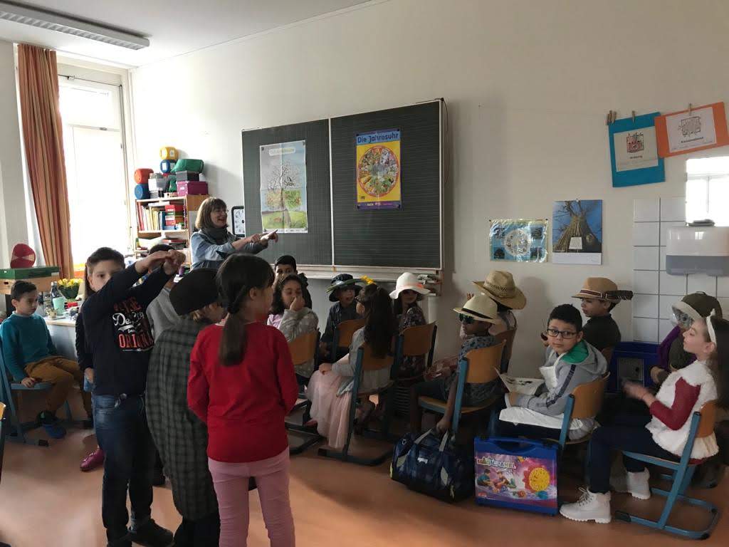Die Kinder sind bereit für das Stück „Die Zwölf mit der Post“ nach Hans Christian Andersen. 